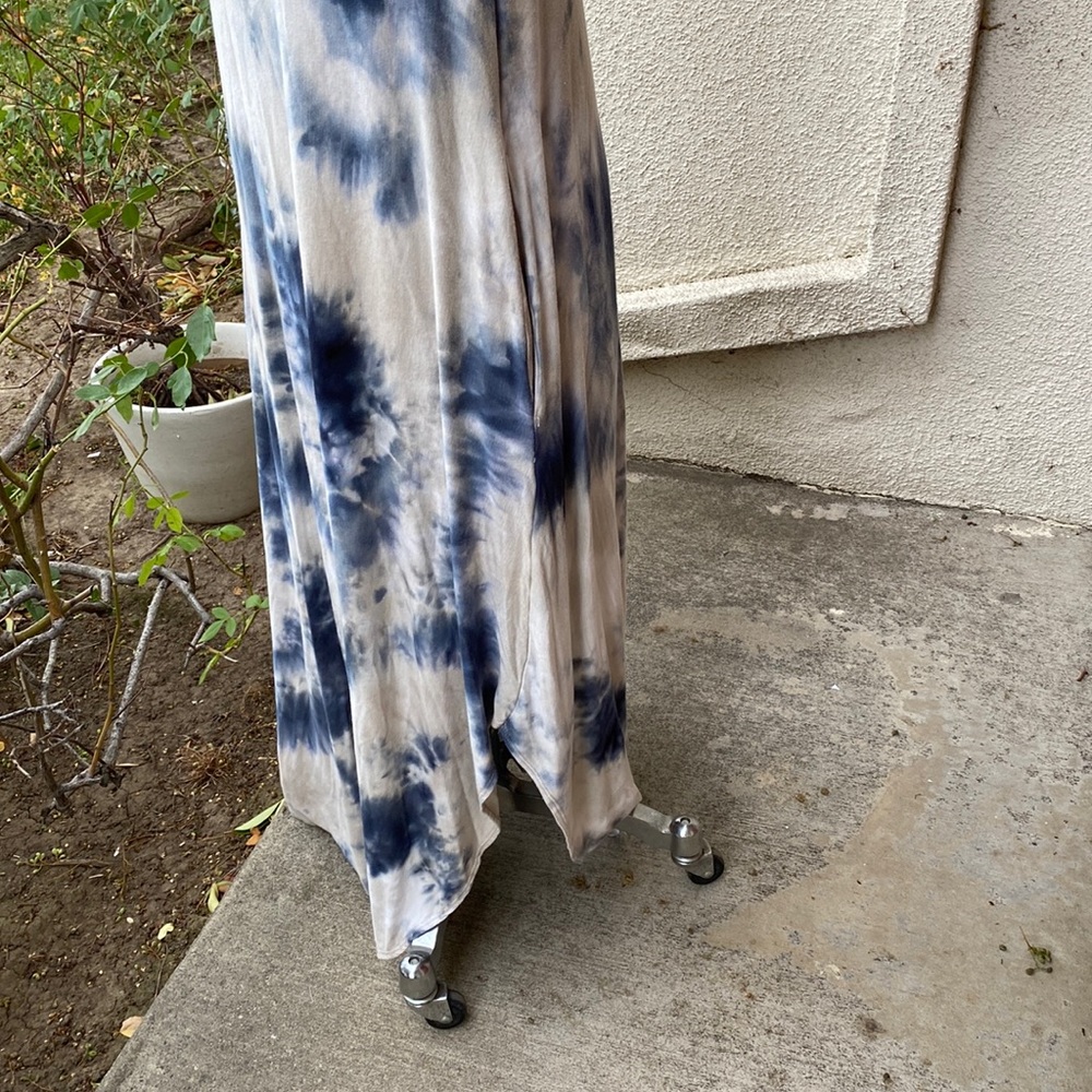 Final Touch gorgeous tie dye stretchy dress from luxury boutique in Laguna - Picture 10 of 14